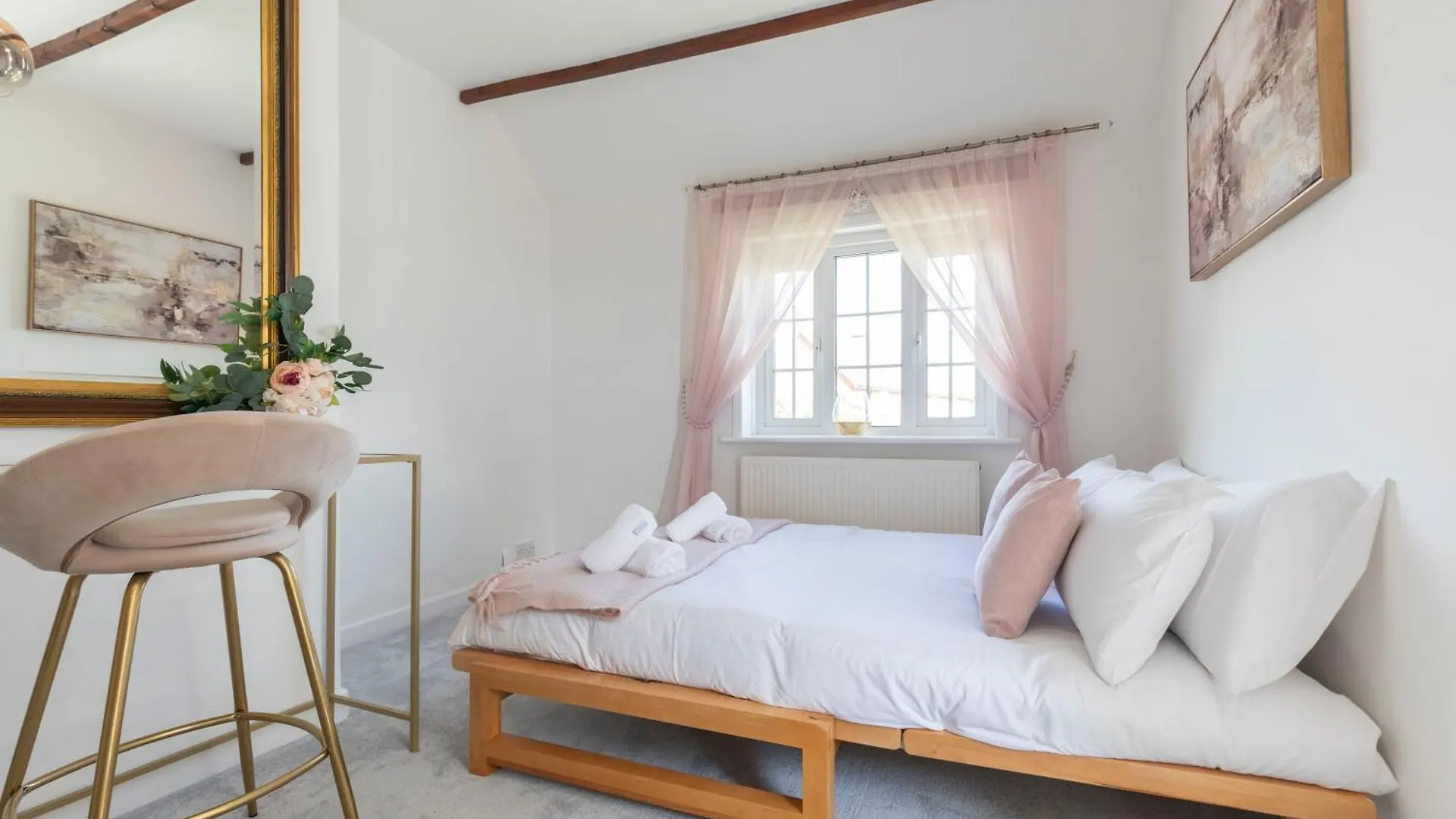 Beautiful Danford House & Lodge With Hot Tub Hartpury 0*,  United Kingdom
