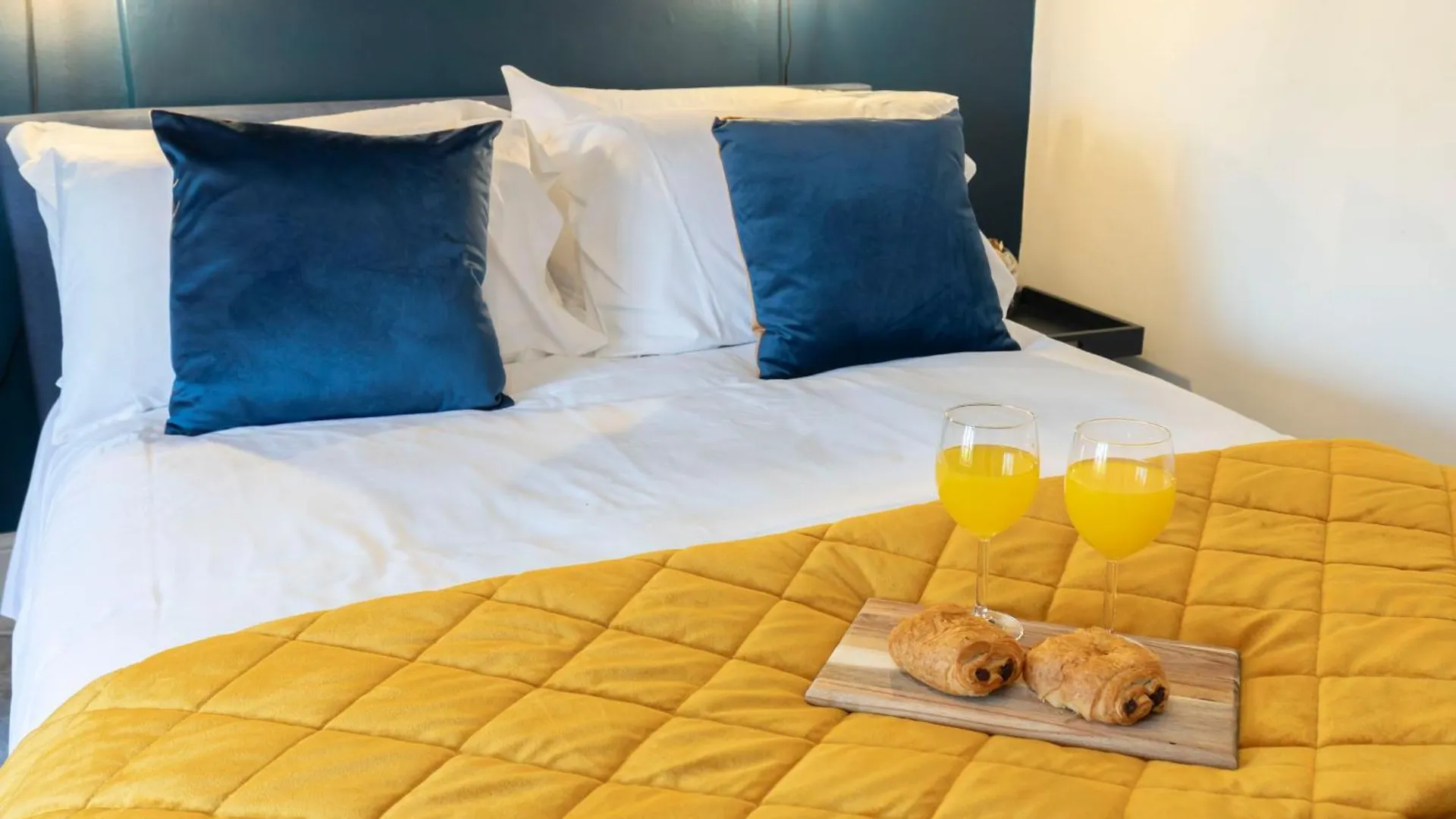Beautiful Danford House & Lodge With Hot Tub Hartpury 0*,  United Kingdom